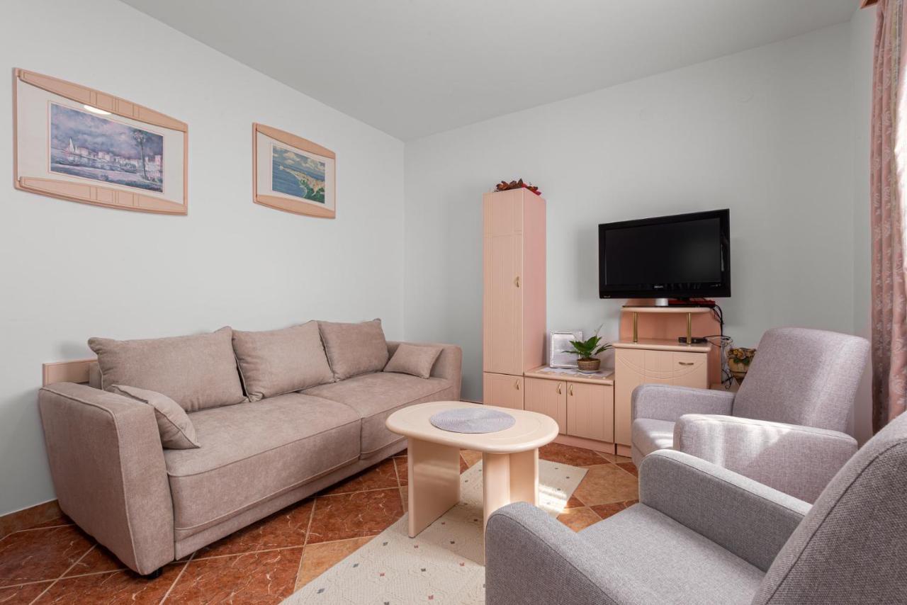 Gloria Apartment Porec Exterior photo
