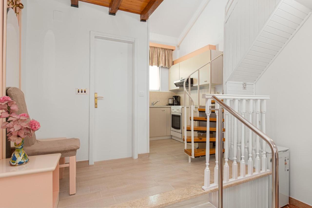 Gloria Apartment Porec Exterior photo