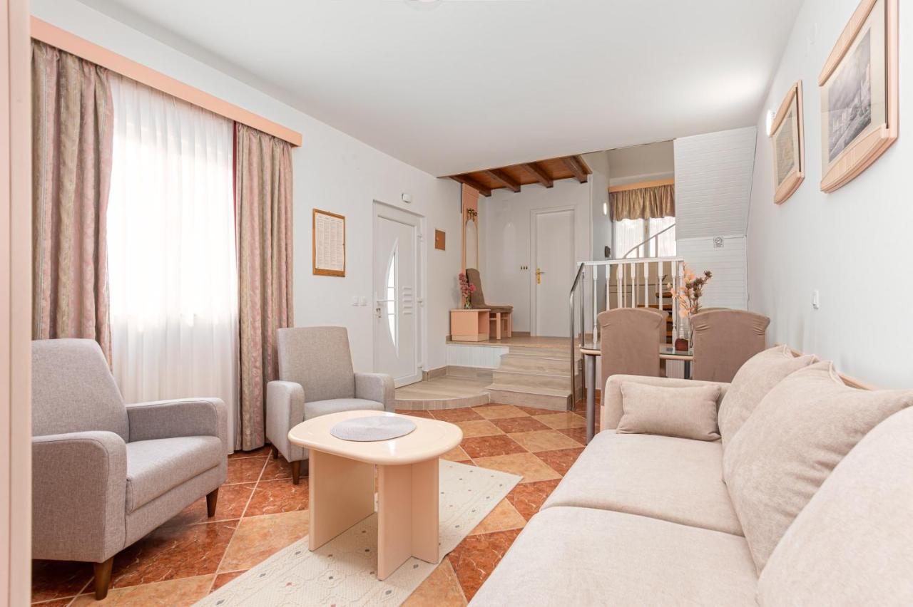 Gloria Apartment Porec Exterior photo