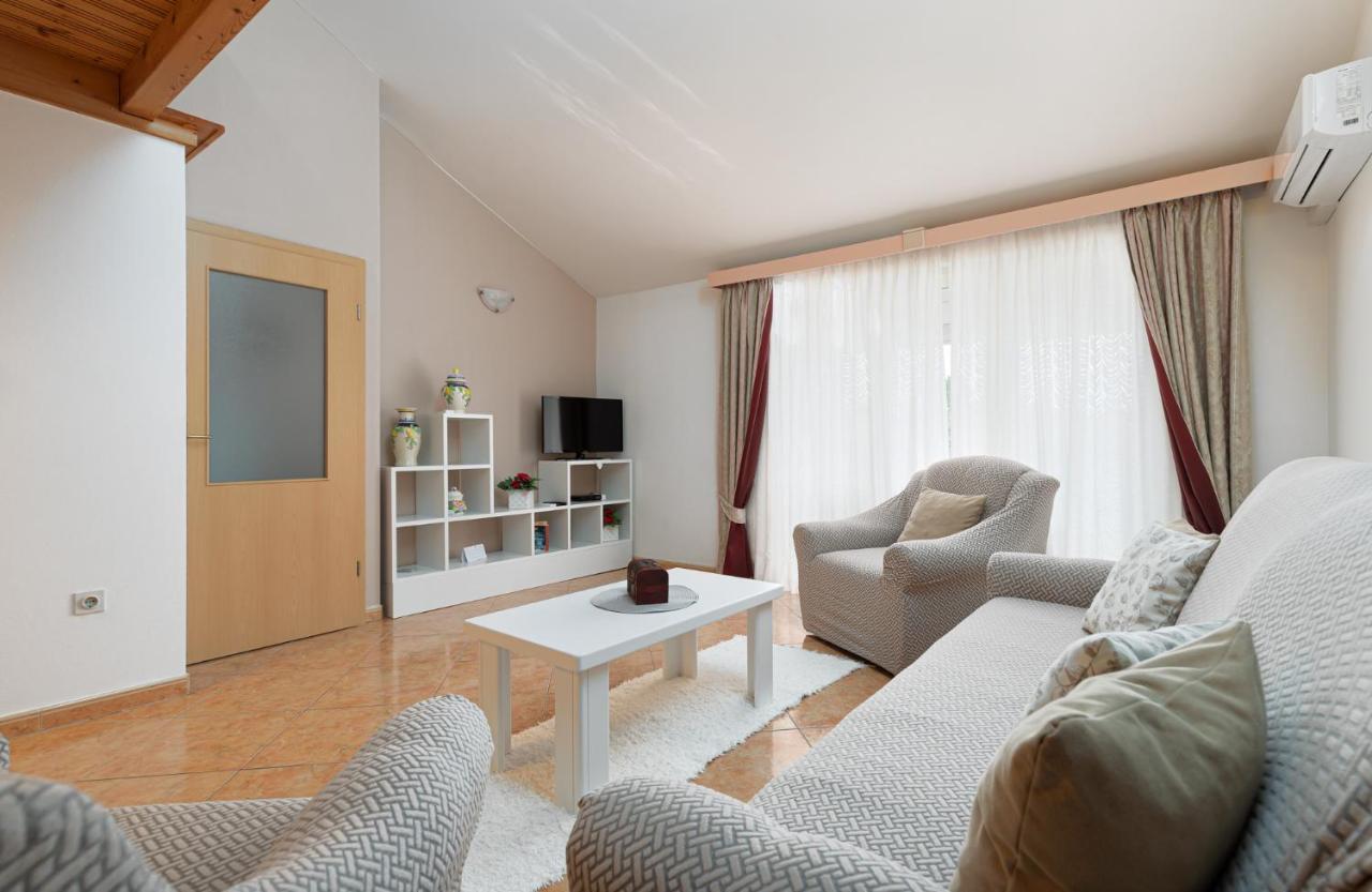 Gloria Apartment Porec Exterior photo
