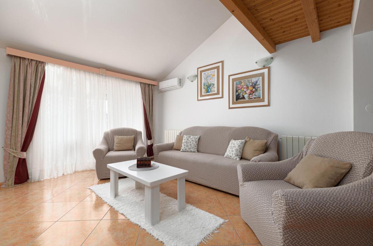 Gloria Apartment Porec Exterior photo